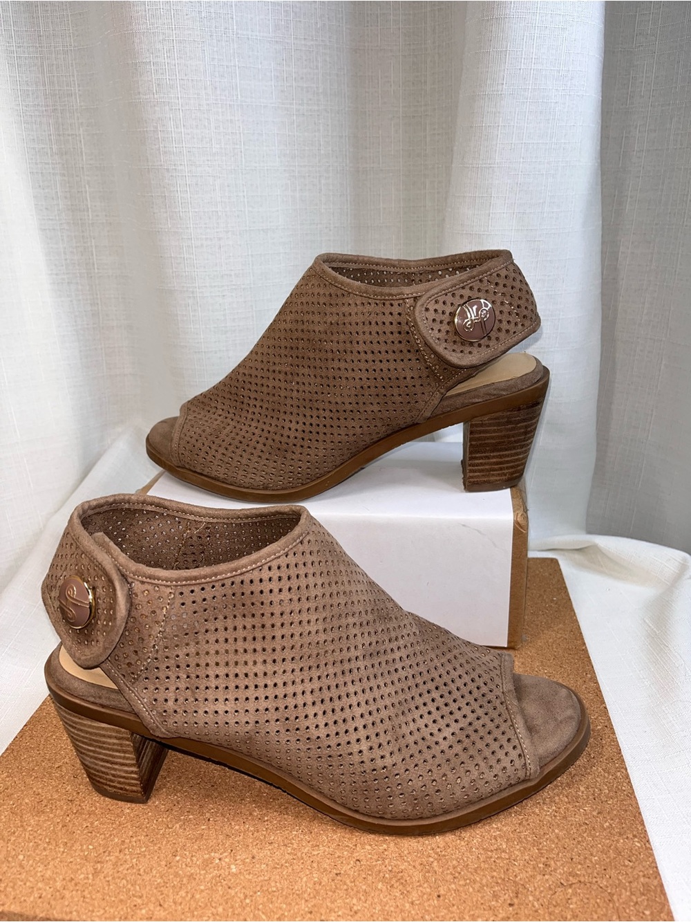 Lindsay Phillips Ansley Taupe Perforated Peep Toe Slingback Heels Sz 8